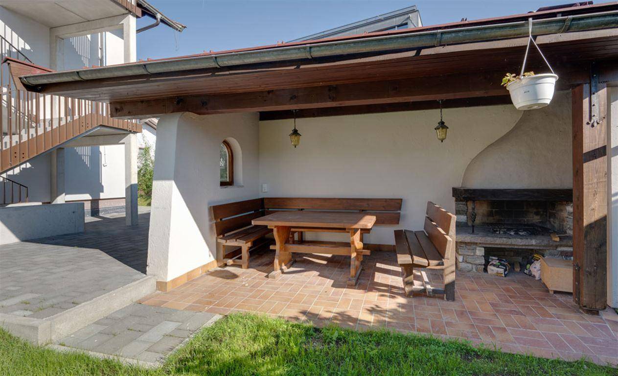 Überdachte Grillstelle im Garten