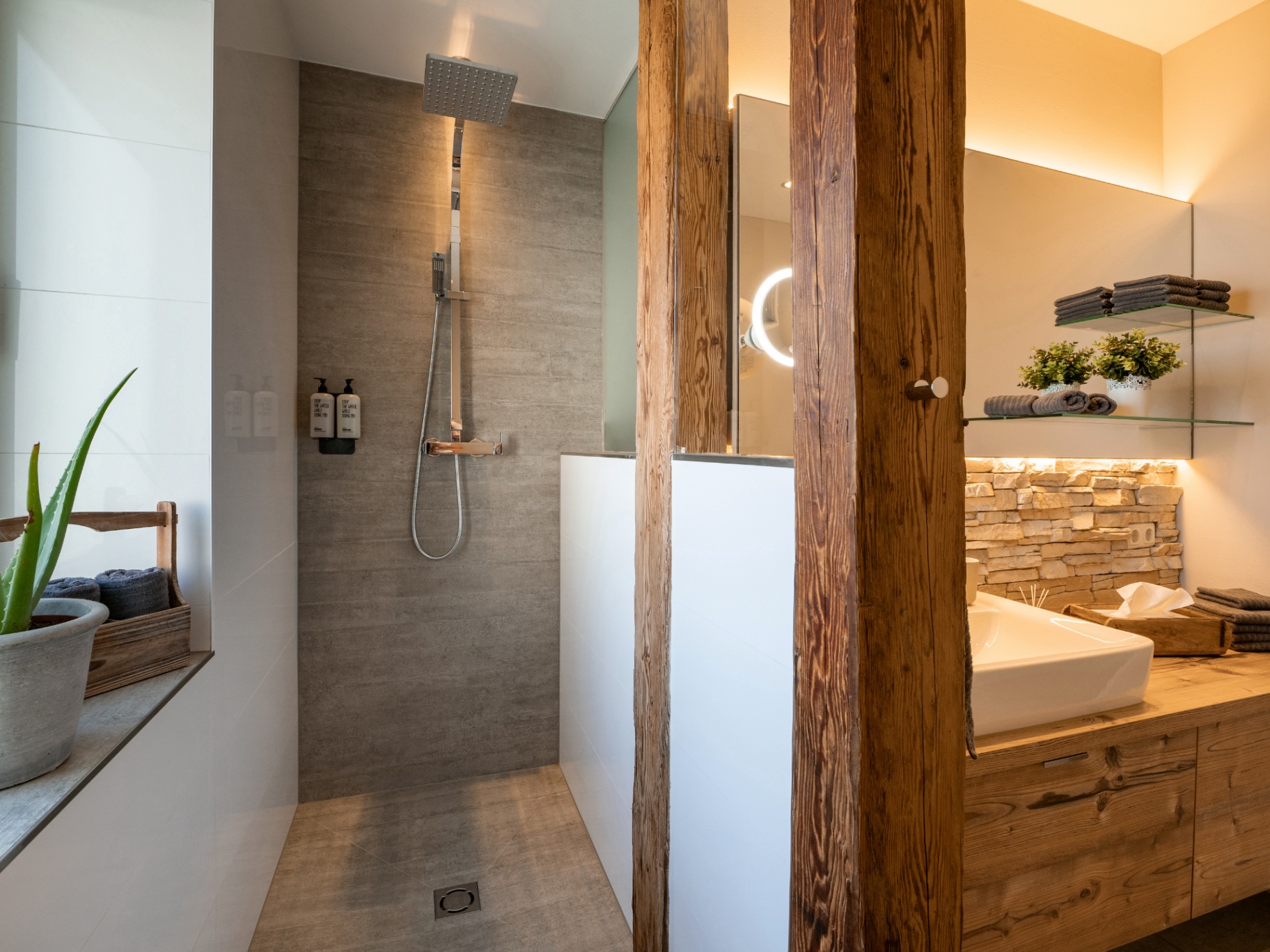 Wohnung 1 – Badezimmer mit Regendusche