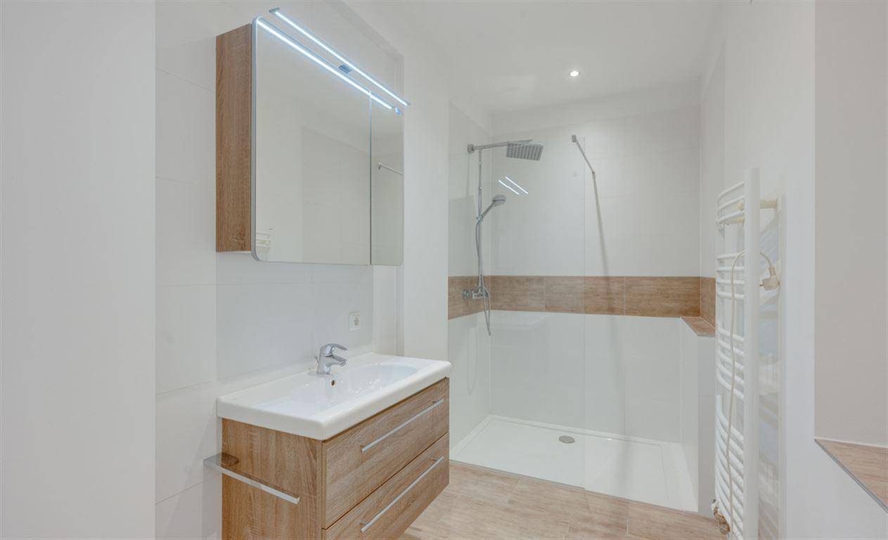 Wohnung 2 – Badezimmer mit Regendusche