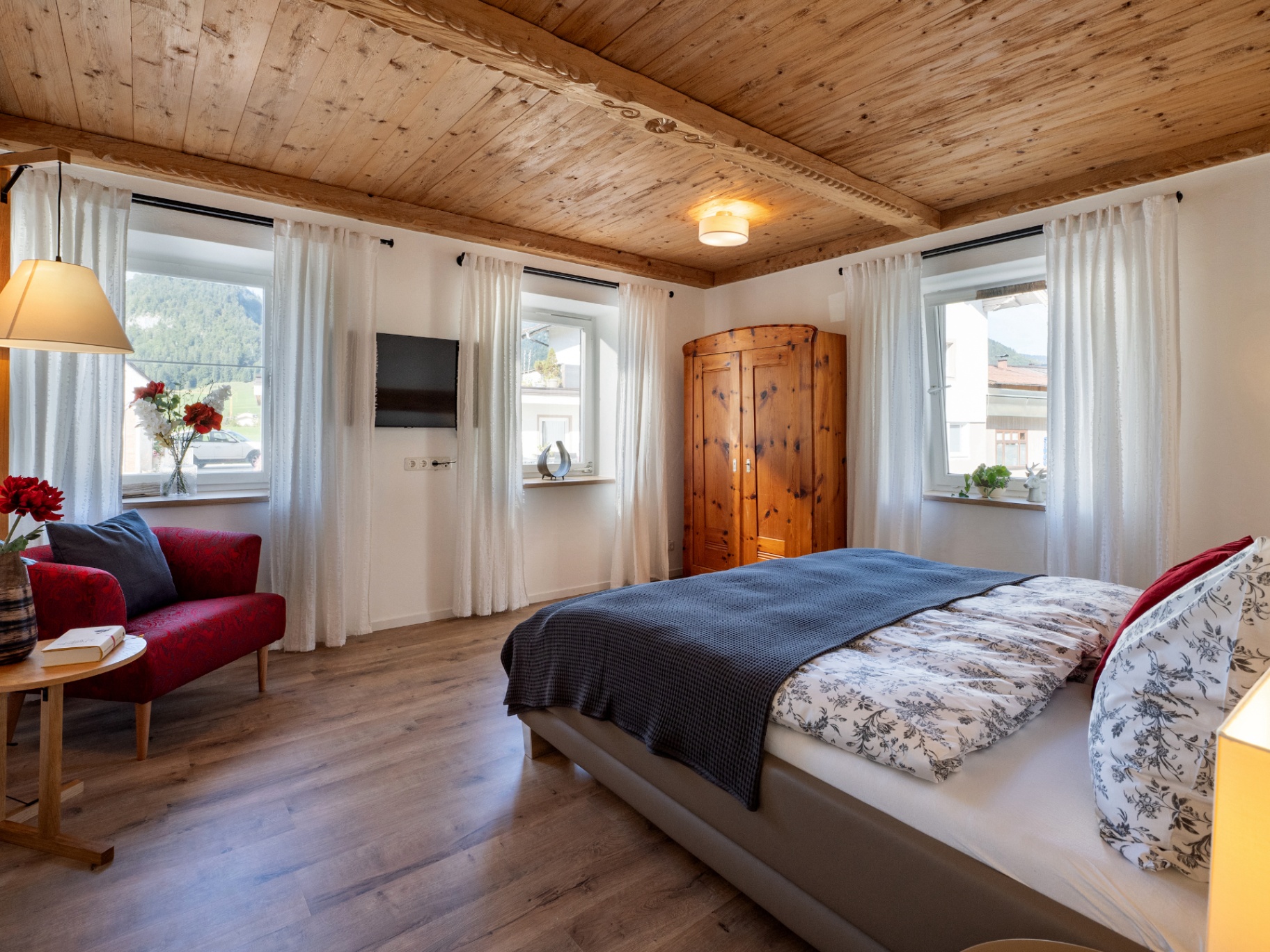 Wohnung 1 – Schlafzimmer mit Holzdecke